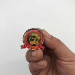 Huy hiệu kim loại phủ keo