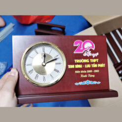 Biểu trưng gỗ có đồng hồ