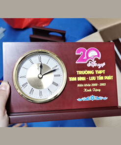 Biểu trưng gỗ có đồng hồ