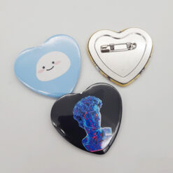 Huy Hiệu Nhựa Cài Áo Hình Trái Tim