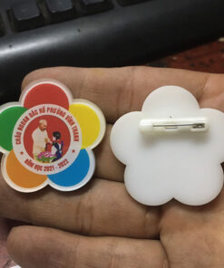 Huy hiệu cài áo bằng mica theo yêu cầu - giá rẻ