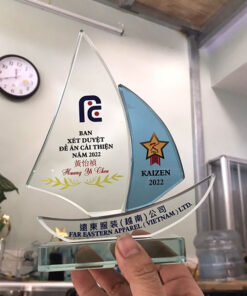 Kỷ niệm chương mẫu con thuyền