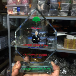 Kỷ niêm chương tặng nhân viên ưu tú