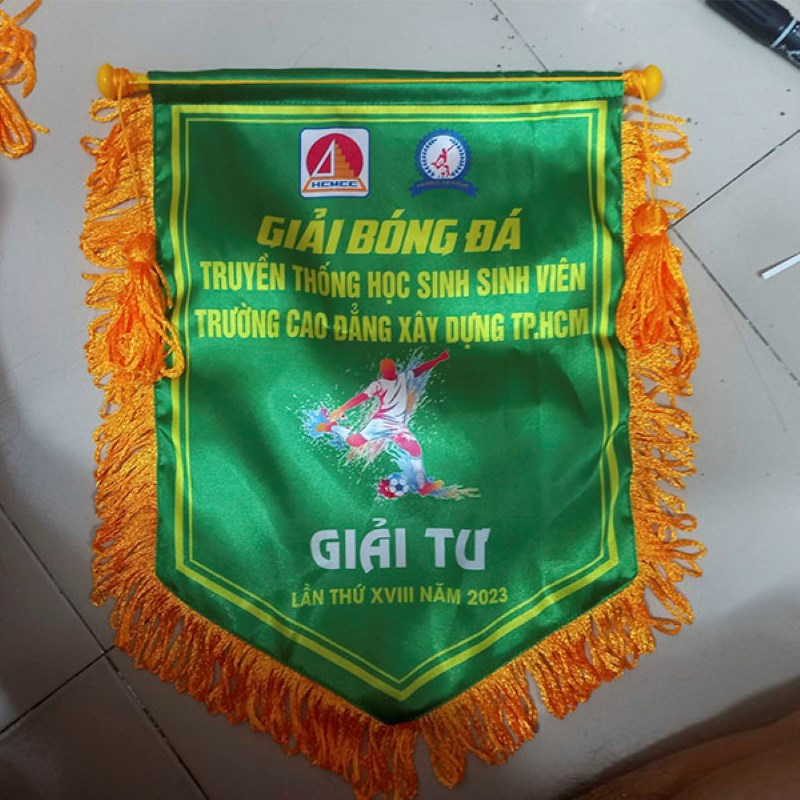 co-luu-niem-bong-da-sinh-vien-giai-tu
