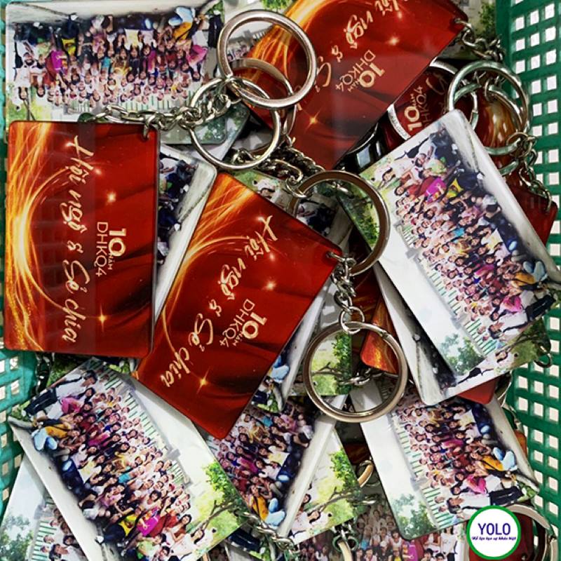 moc-khoa-mica-in-hinh-tap-the-lop