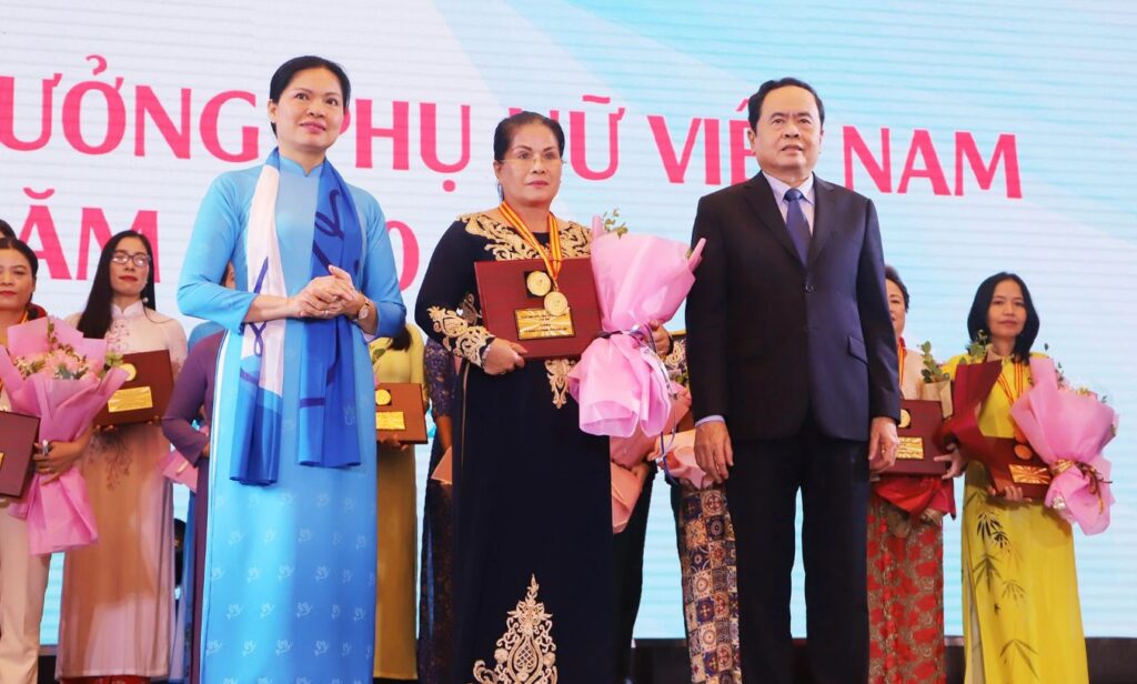Bằng khen gỗ giải thưởng Phụ Nữ Việt Nam