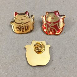 Huy hiệu kim loại mạ vàng chú mèo thần tài