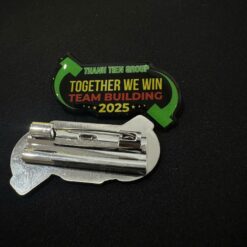 Huy hiệu kim loại team building phủ keo