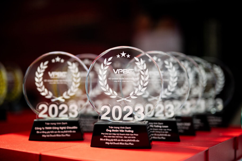 Kỷ niệm chương thủy tinh pha lê