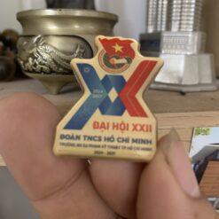 Huy hiệu kim loại cắt viền theo yêu cầu