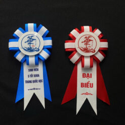 Hoa cài áo đại biểu sự kiện trang trọng