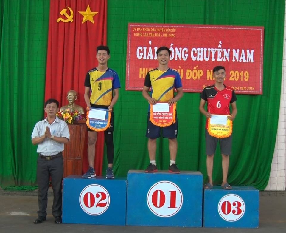 Giải bóng chuyền trao thưởng
