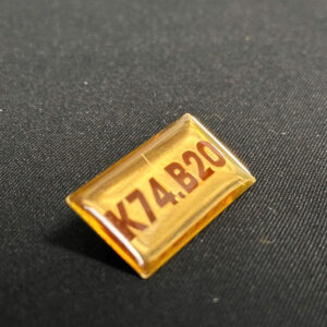 Huy hiệu kim loại phủ keo