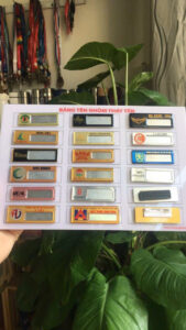 Huy hiệu kim loại đổ keo