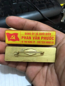 Huy hiệu kim loại phủ keo