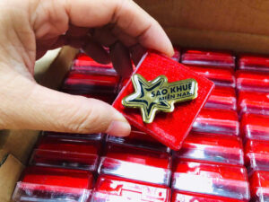 Huy hiệu kim loại đẹp bền chống gỉ