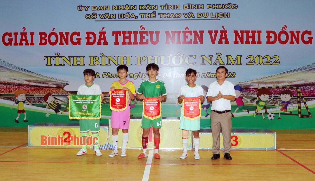 Trao cờ lưu niệm bóng đá