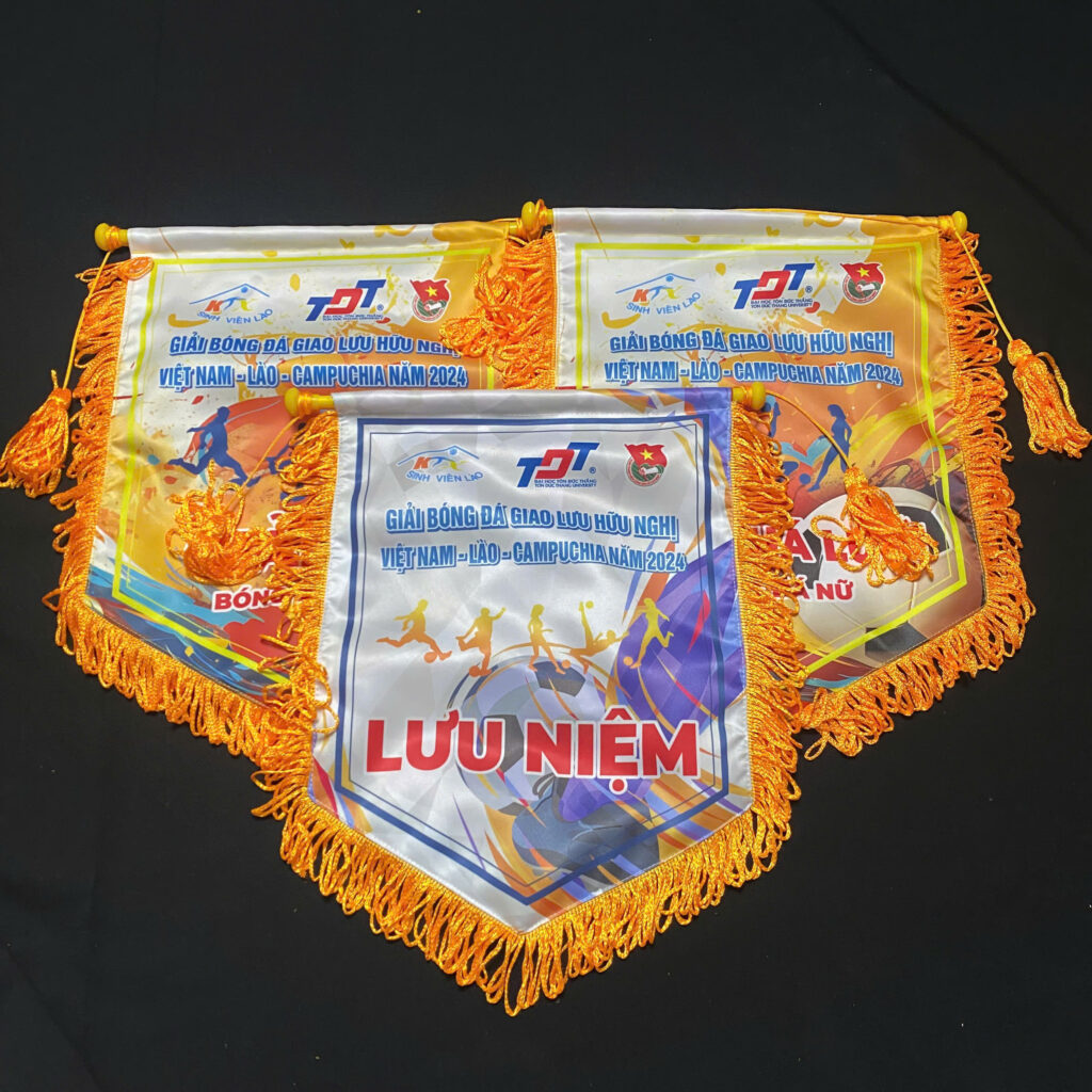 mẫu thiết kế cờ lưu niệm bóng đá