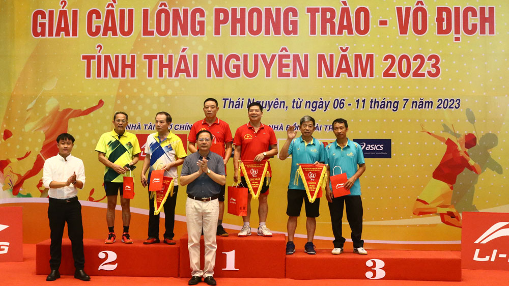 Trao giải cờ lưu niệm cầu lông