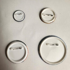 Huy hiệu nhựa ghim cài