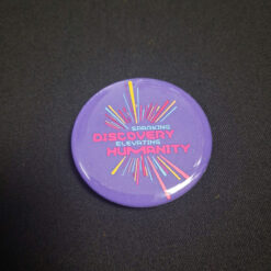 Huy hiệu nhựa ghim cài giá rẻ