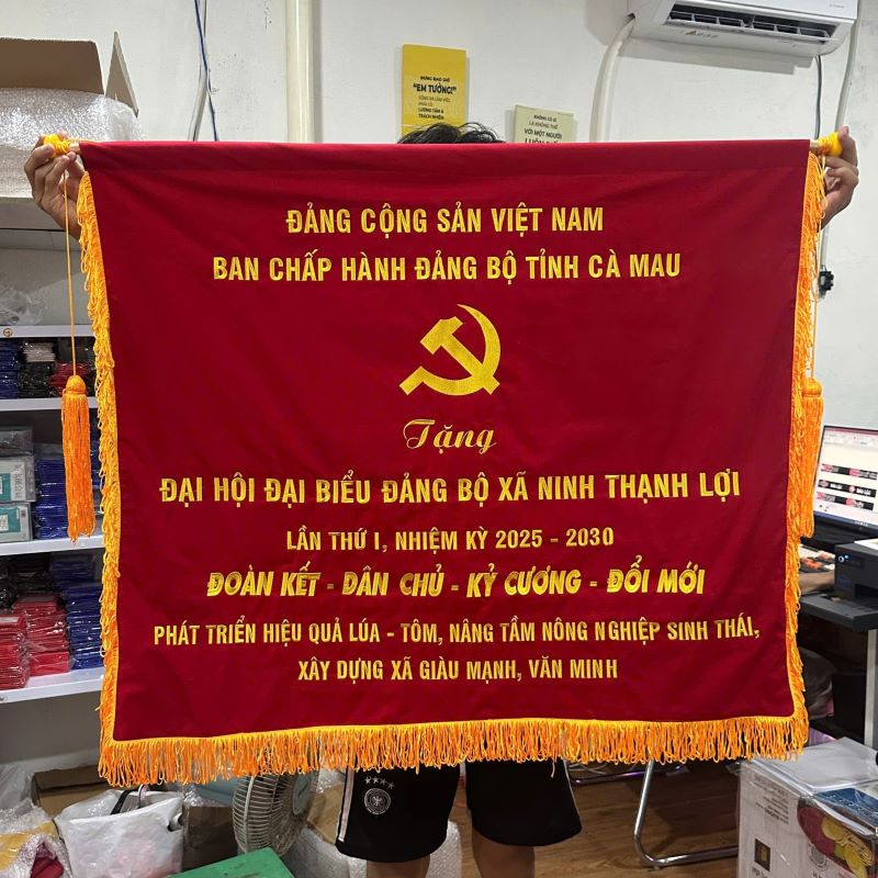 Cờ thêu nội dung theo yêu cầu