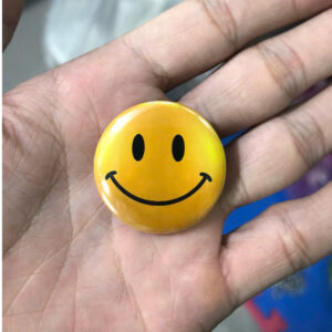 Huy hiệu Emoji – Phụ kiện cá tính cài balo, túi sách