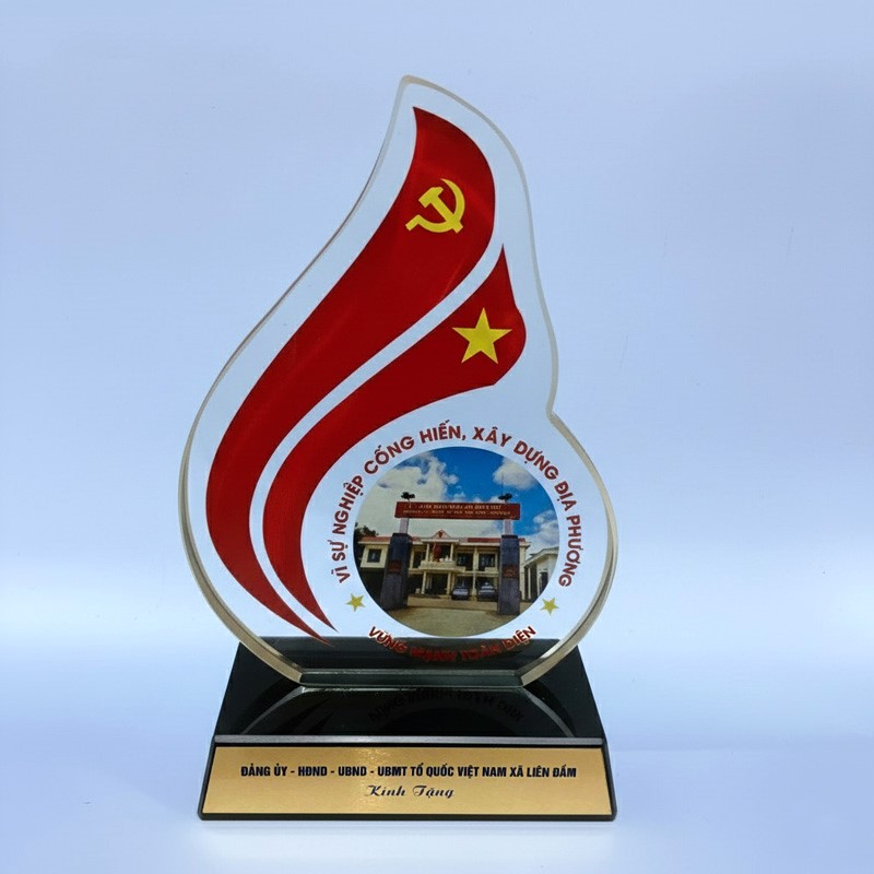 Cup vinh danh cán bộ dịp cuối năm