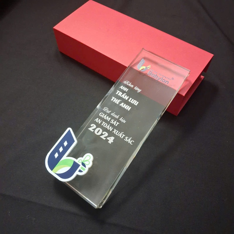 Cúp vinh danh nhân viên xuất sắc