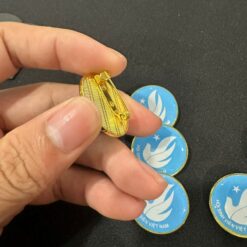 Huy hiệu kim loại phủ keo