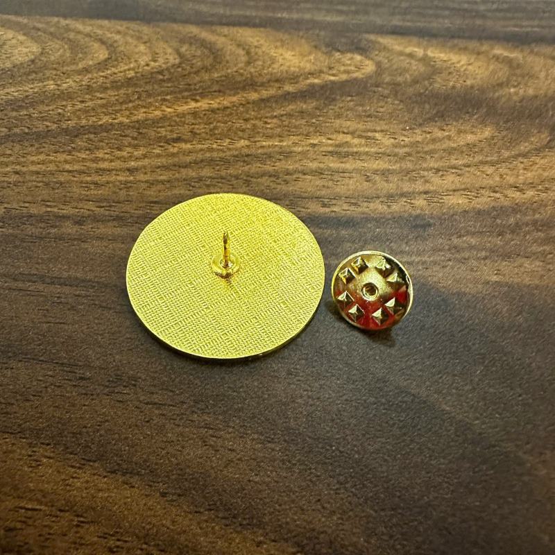 Huy hiệu kim loại gắn ghim cài bướm