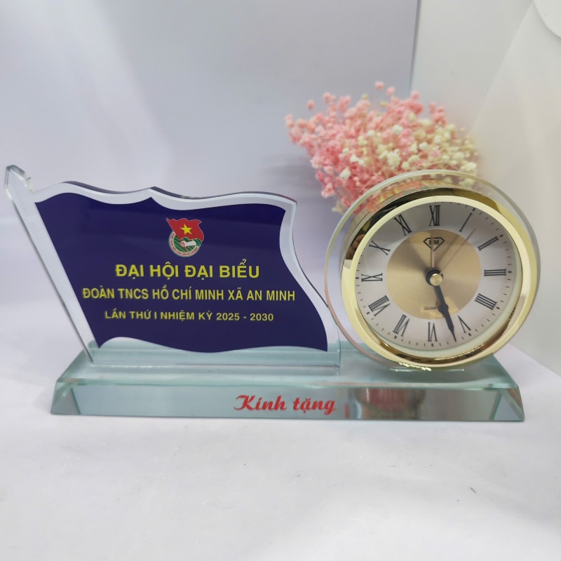 Kỷ niệm chương gắn đồng hồ