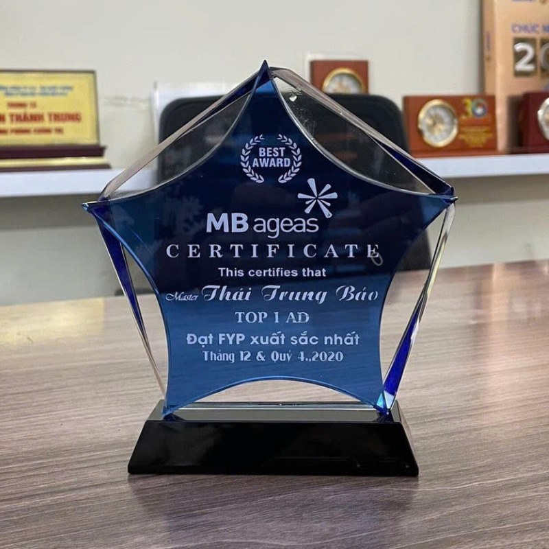 In kỷ niệm chương tuyên dương nhân viên