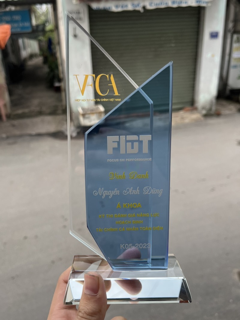 ky-niem-chuong-truong-dai-hoc Kỷ niệm chương Year end đẹp