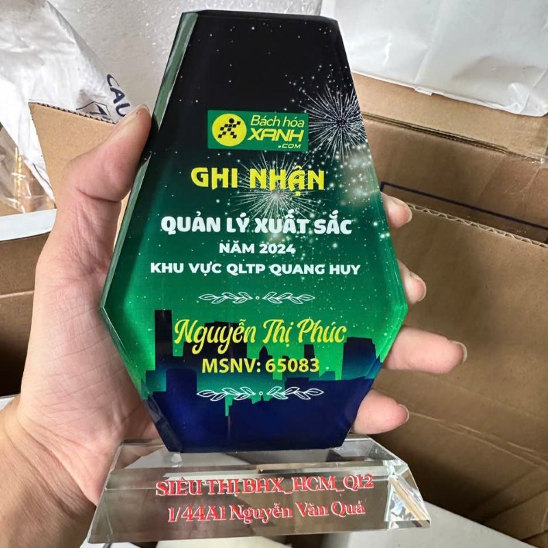 Kỷ niệm chương tăng nhân viên xuất sắc