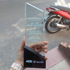 Mẫu cup thủy tinh lưu niệm cuối năm