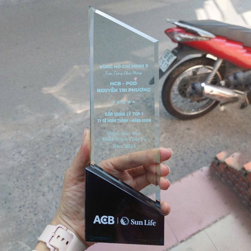 Cup vinh danh sản xuất theo yêu cầu