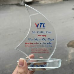 Mẫu cup thủy tinh lưu niệm cuối năm