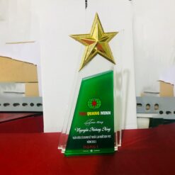 Mẫu cup thủy tinh lưu niệm cuối năm