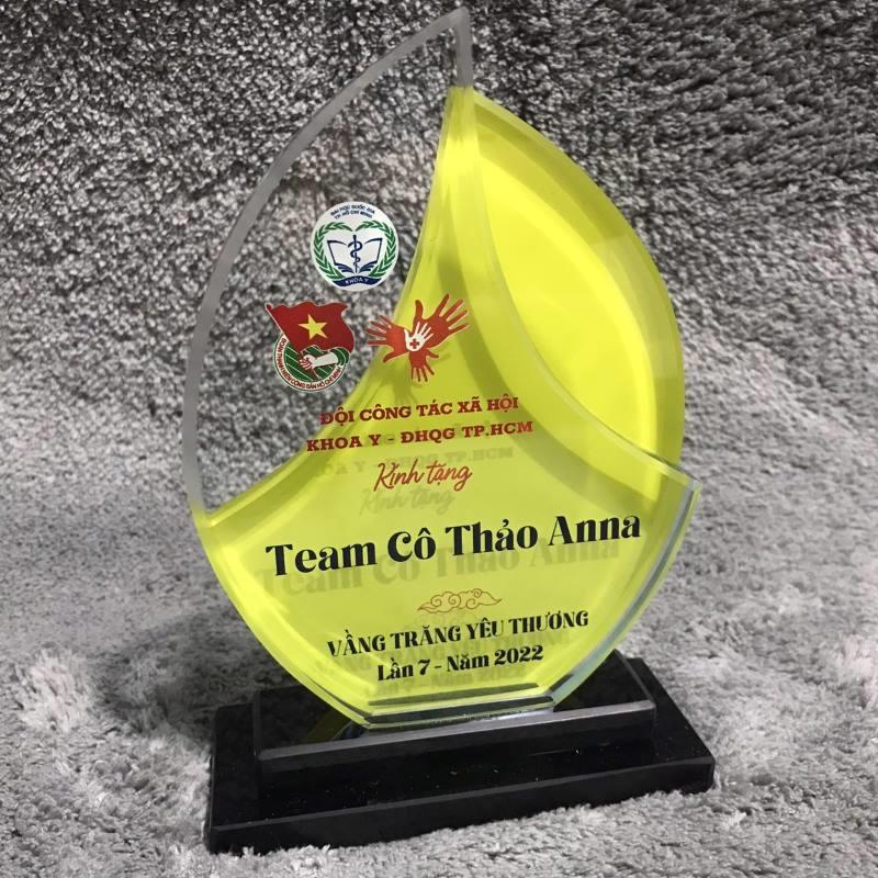 cup-tang-sinh-vien-5-tot Kỷ niệm chương ngôi sao thủy tinh tặng sinh viên 5 tốt
