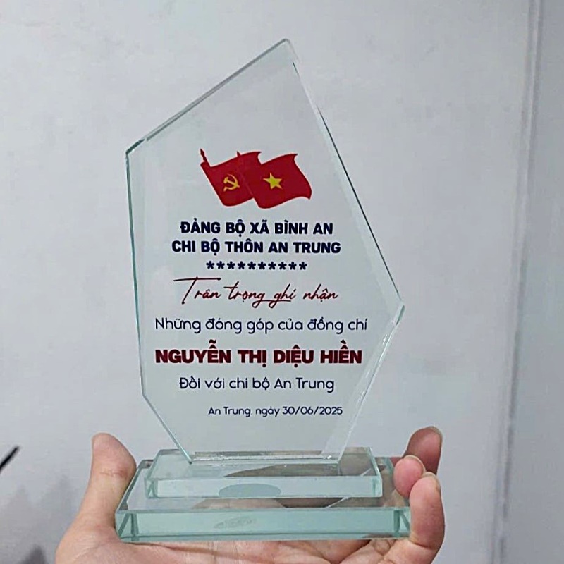 Kỷ niệm chương vinh danh cán bộ