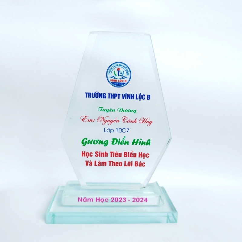 Kỷ niệm chương học sinh tiêu biểu và làm theo lời Bác