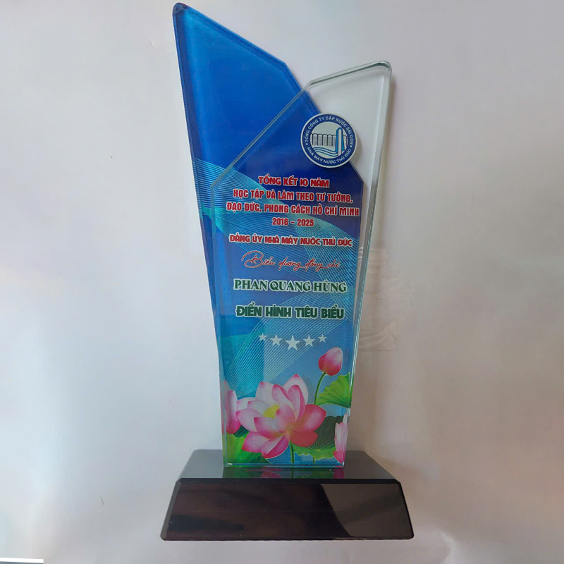 Cup vinh danh thủy tinh