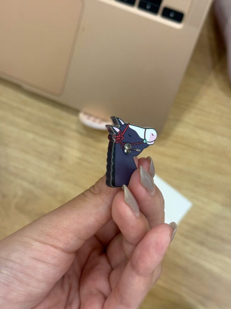 Huy hiệu ghim bướm