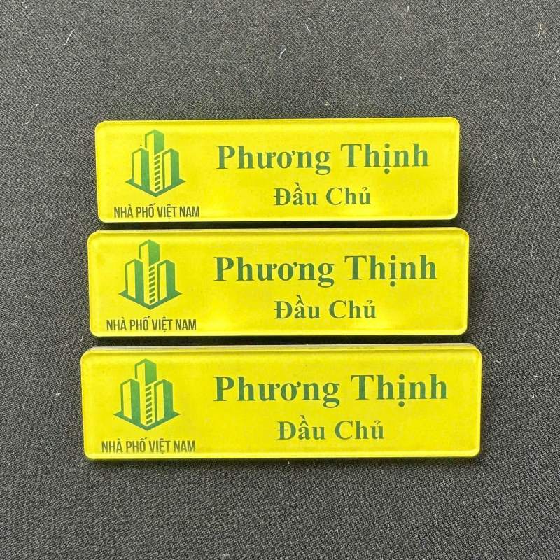 Bảng tên được làm từ chất liệu mica