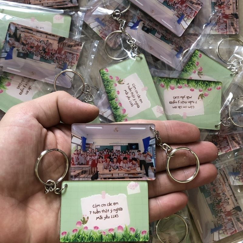 Móc khóa mica in tập thể lớp
