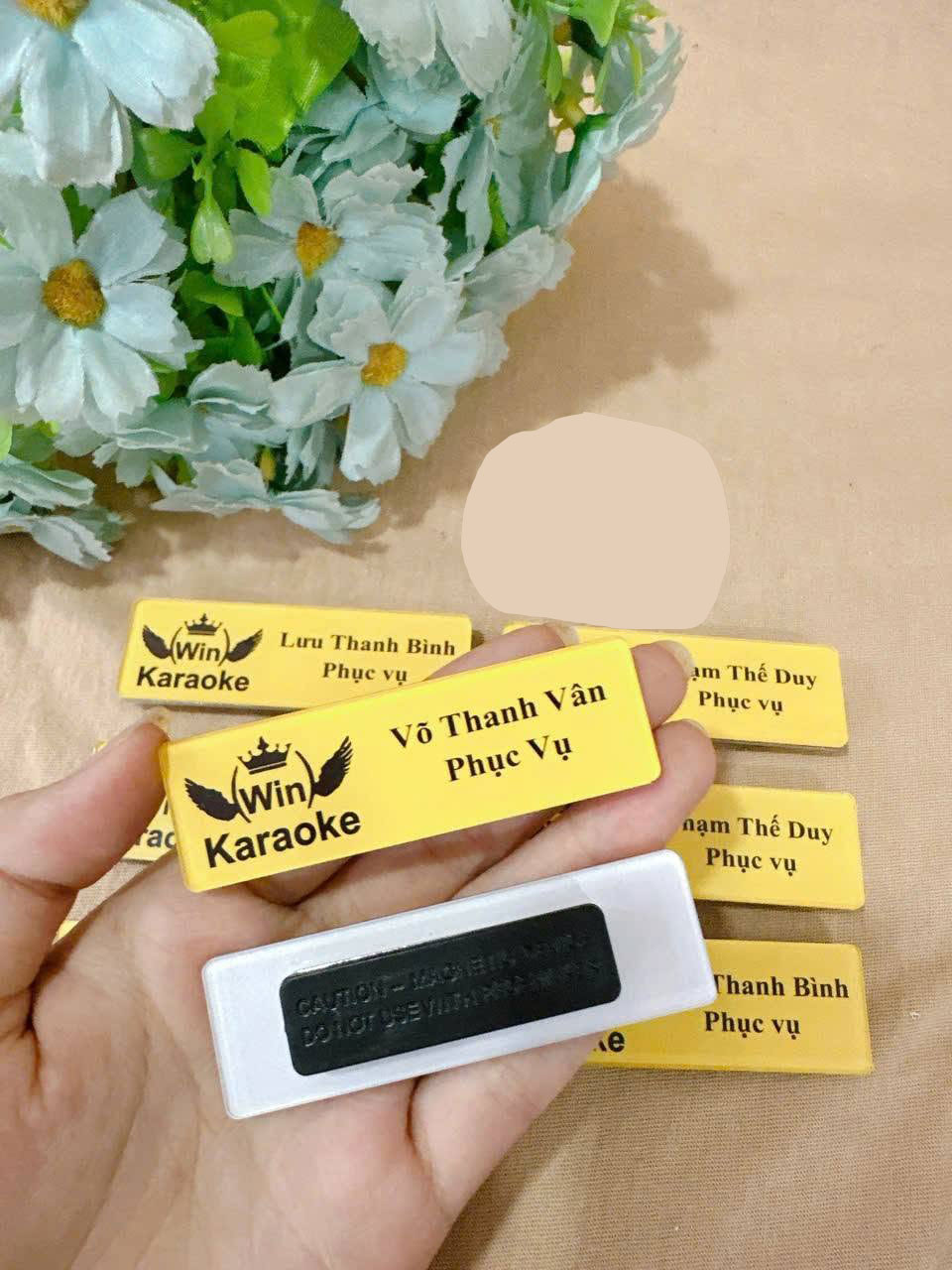 Bảng tên mica gắn nam châm