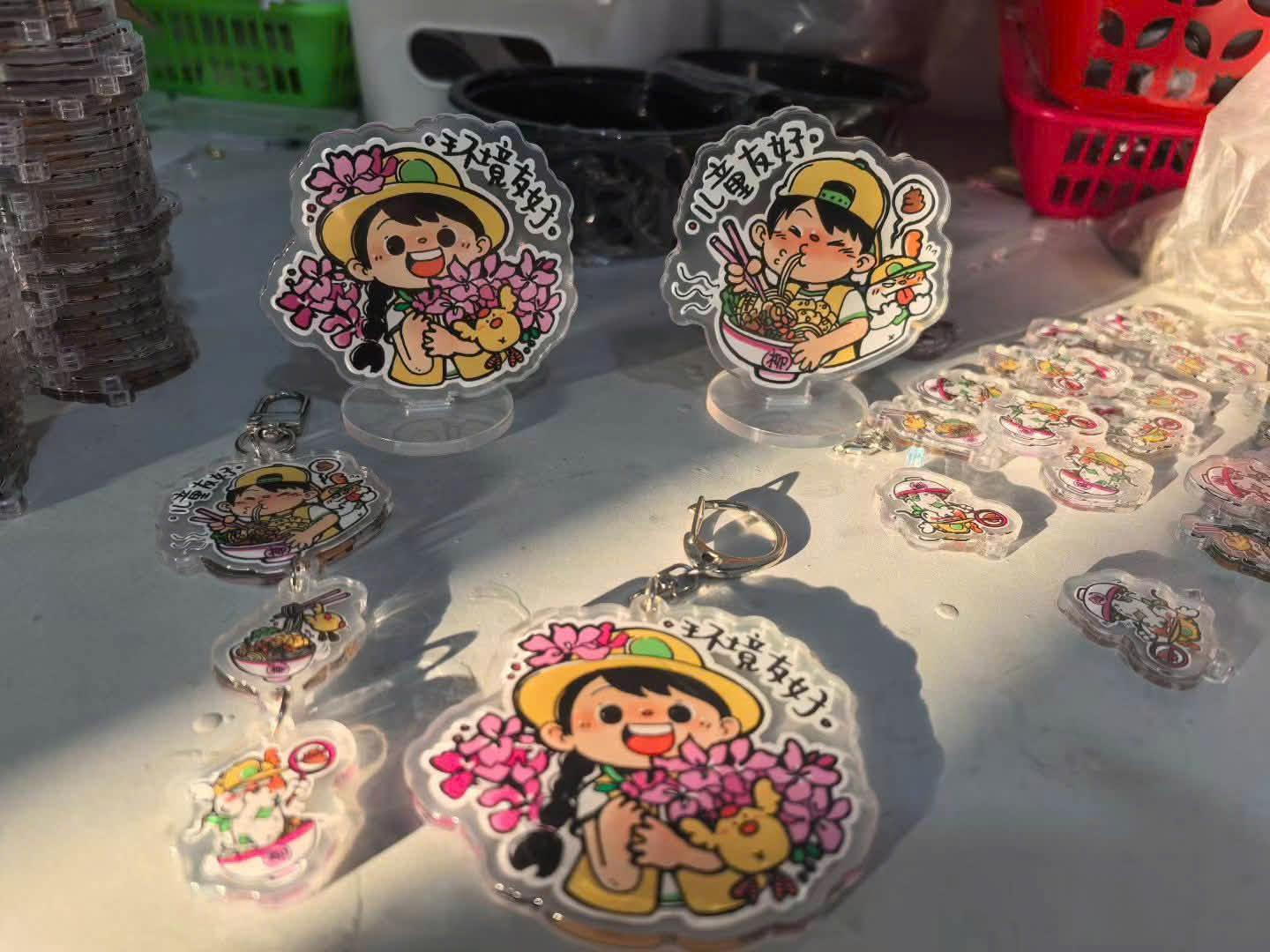 Standee mica làm theo biên dạng