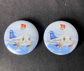 Huy hiệu nhựa tròn in logo máy bay
