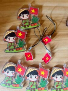 dây đeo và standee mừng ngày 30/4 dây đeo và standee mừng ngày 30/4